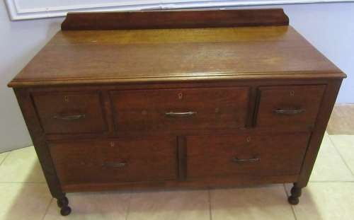 A MARVELOUS VINTAGE CHEST OF DRAWERS - WILL MAKE A BEAUTIFUL FEATURE IN ANY ROOM