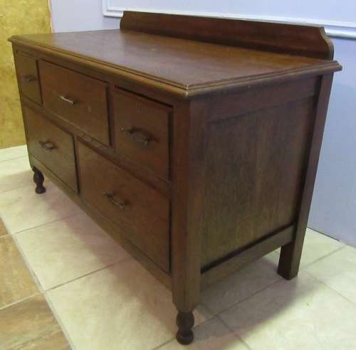 A MARVELOUS VINTAGE CHEST OF DRAWERS - WILL MAKE A BEAUTIFUL FEATURE IN ANY ROOM