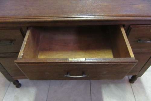 A MARVELOUS VINTAGE CHEST OF DRAWERS - WILL MAKE A BEAUTIFUL FEATURE IN ANY ROOM
