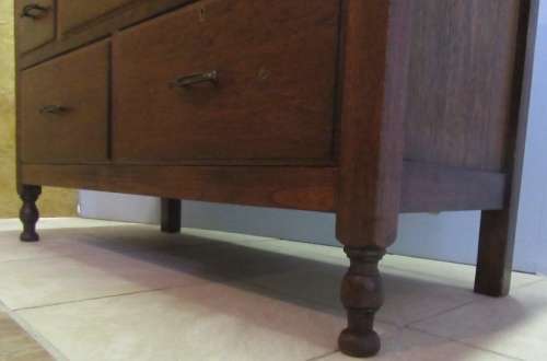 A MARVELOUS VINTAGE CHEST OF DRAWERS - WILL MAKE A BEAUTIFUL FEATURE IN ANY ROOM
