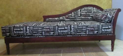 A ELGANT AND STYLISH VINTAGE CHAISE LOUNGE WITH NEW UPHOLSTERY