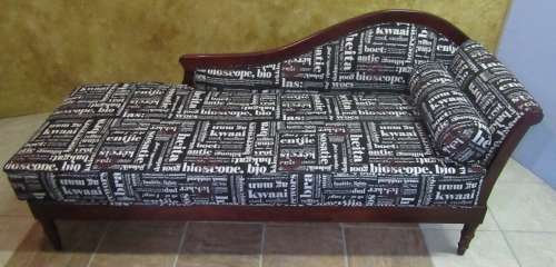 A ELGANT AND STYLISH VINTAGE CHAISE LOUNGE WITH NEW UPHOLSTERY