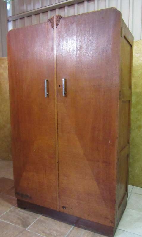 A MARVELOUS TWO DOOR VINTAGE CUPBOARD/WARDROBE