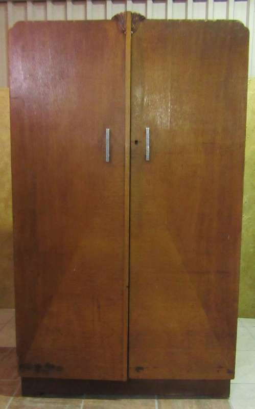 A MARVELOUS TWO DOOR VINTAGE CUPBOARD/WARDROBE