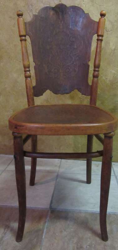 A STUNNING ANTIQUE GLOBE CHAIR WITH DETAIL ON THE SEAT AND BACK