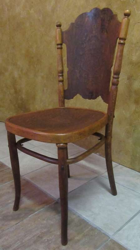 A STUNNING ANTIQUE GLOBE CHAIR WITH DETAIL ON THE SEAT AND BACK