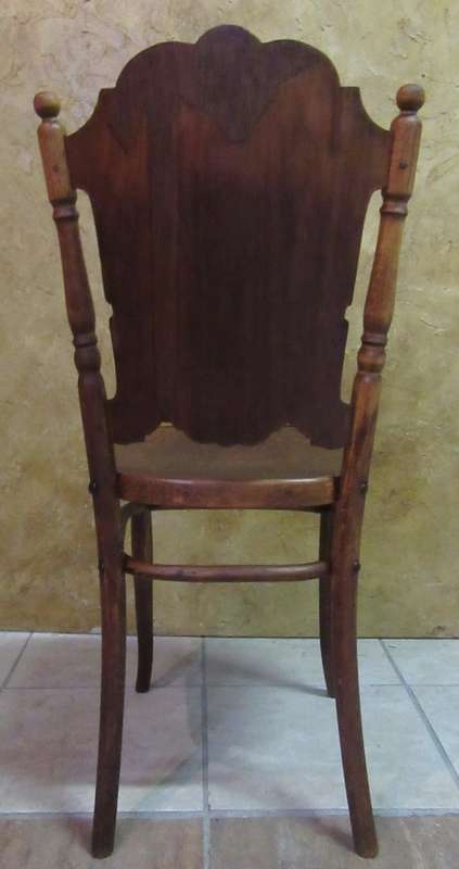 A STUNNING ANTIQUE GLOBE CHAIR WITH DETAIL ON THE SEAT AND BACK