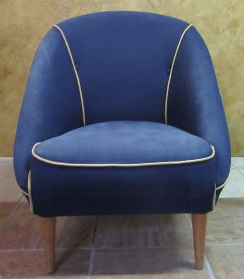 A MARVELOUS VINTAGE STYLE OCCASIONAL CHAIR WILL LOOK STUNNING IN NEW UPHOLSTERY
