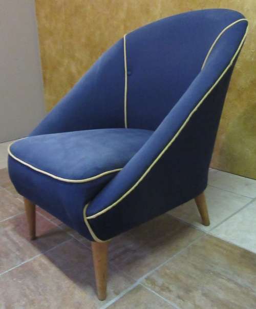 A MARVELOUS VINTAGE STYLE OCCASIONAL CHAIR WILL LOOK STUNNING IN NEW UPHOLSTERY