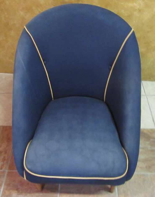 A MARVELOUS VINTAGE STYLE OCCASIONAL CHAIR WILL LOOK STUNNING IN NEW UPHOLSTERY