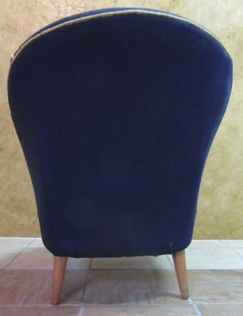 A MARVELOUS VINTAGE STYLE OCCASIONAL CHAIR WILL LOOK STUNNING IN NEW UPHOLSTERY