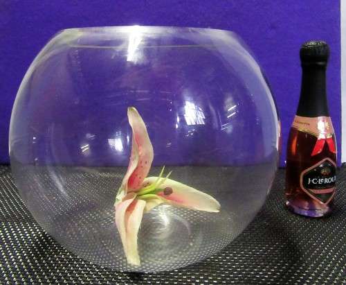 A STUNNING THICK GLASS ROUND FLOWER VASE -