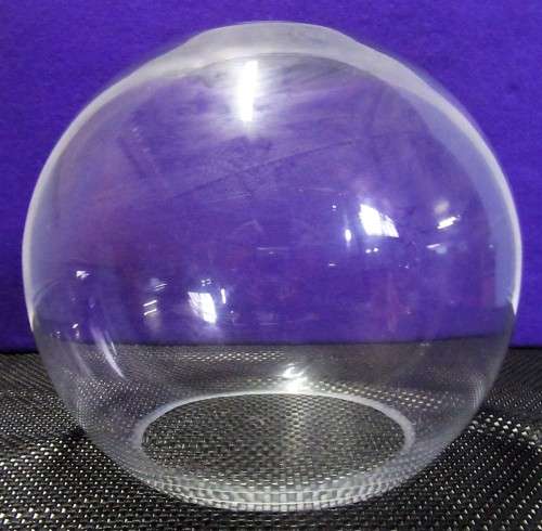 A STUNNING THICK GLASS ROUND FLOWER VASE -