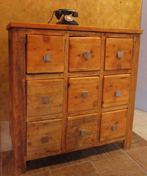 A STUNNING LARGE WARM STYLE CHEST OF DRAWERS - SO MUCH CHARACTER TO THIS PIECE