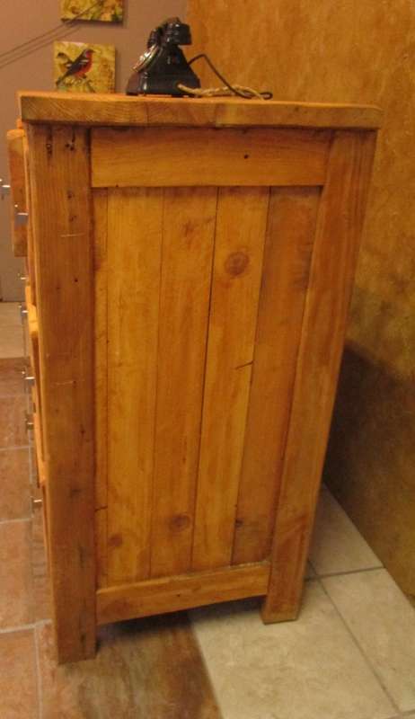 A STUNNING LARGE WARM STYLE CHEST OF DRAWERS - SO MUCH CHARACTER TO THIS PIECE