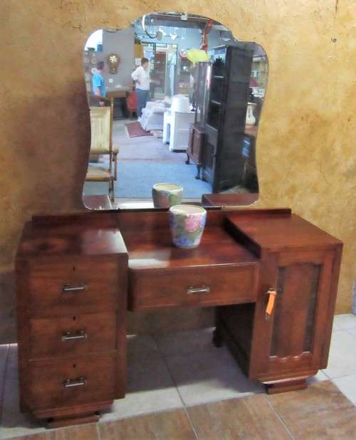 A STUNNING VINTAGE DRESSING TABLE