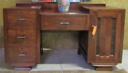 A STUNNING VINTAGE DRESSING TABLE