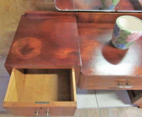 A STUNNING VINTAGE DRESSING TABLE