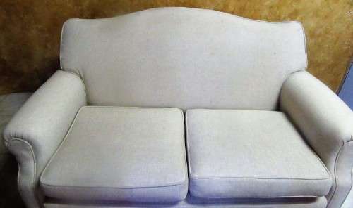 A VERY COMFORTABLE 2 SEATER COUCH IN GOOD CONDITTION