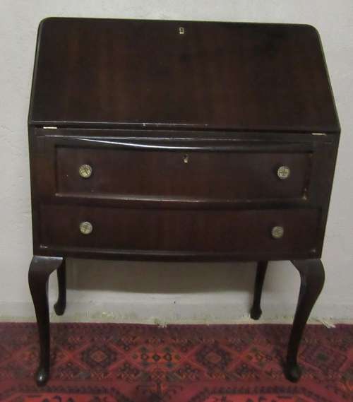 A LOVELY QUEEN ANN WRITING DESK IN GOOD CONDITION