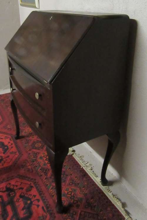 A LOVELY QUEEN ANN WRITING DESK IN GOOD CONDITION