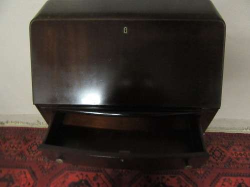 A LOVELY QUEEN ANN WRITING DESK IN GOOD CONDITION