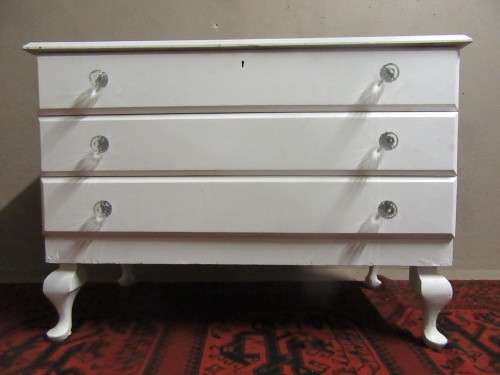 A TRENDY AND STYLISH THREE DRAWER QUEEN ANNE CHEST OF DRAWERS FINISHED IN WHITE
