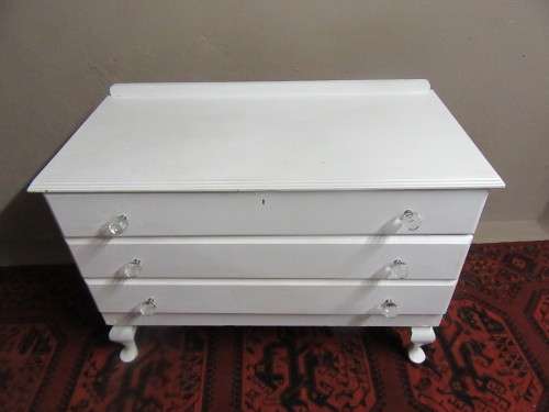 A TRENDY AND STYLISH THREE DRAWER QUEEN ANNE CHEST OF DRAWERS FINISHED IN WHITE