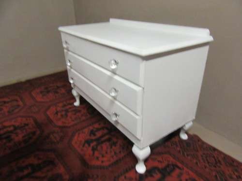 A TRENDY AND STYLISH THREE DRAWER QUEEN ANNE CHEST OF DRAWERS FINISHED IN WHITE
