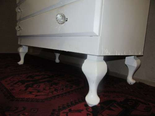 A TRENDY AND STYLISH THREE DRAWER QUEEN ANNE CHEST OF DRAWERS FINISHED IN WHITE