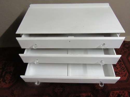 A TRENDY AND STYLISH THREE DRAWER QUEEN ANNE CHEST OF DRAWERS FINISHED IN WHITE