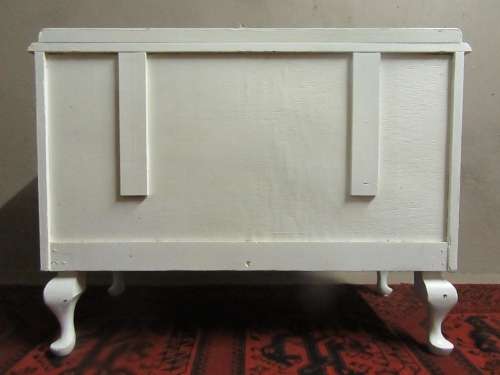 A TRENDY AND STYLISH THREE DRAWER QUEEN ANNE CHEST OF DRAWERS FINISHED IN WHITE