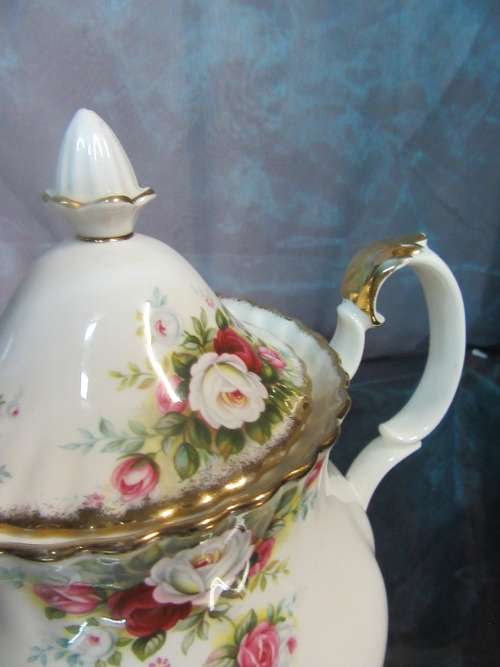 A ELGANT AND STYLISH ROYAL ALBERT CELEBRATION TEA POT 1969