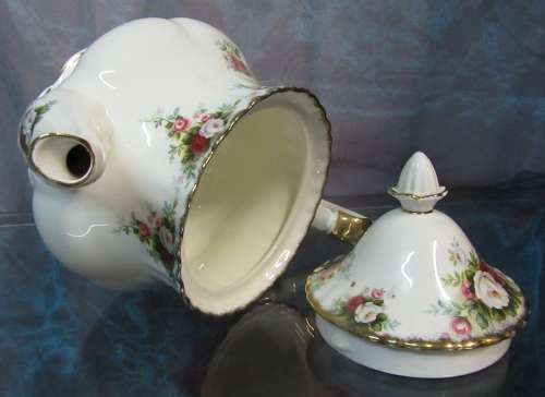 A ELGANT AND STYLISH ROYAL ALBERT CELEBRATION TEA POT 1969