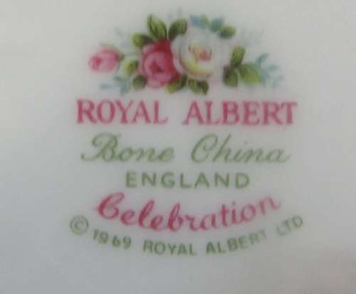 A ELGANT AND STYLISH ROYAL ALBERT CELEBRATION TEA POT 1969