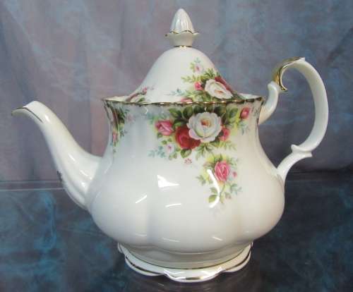 A ELGANT AND STYLISH ROYAL ALBERT CELEBRATION TEA POT 1969