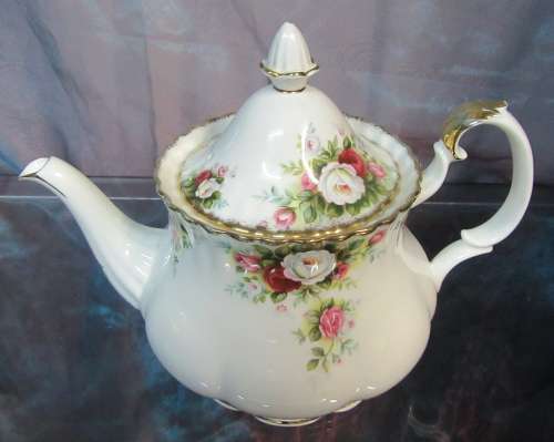 A ELGANT AND STYLISH ROYAL ALBERT CELEBRATION TEA POT 1969