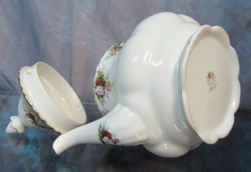 A ELGANT AND STYLISH ROYAL ALBERT CELEBRATION TEA POT 1969