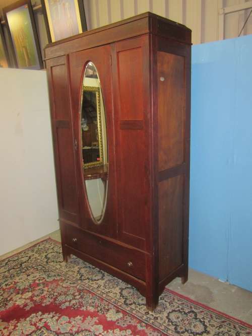 A STUNNING ANTIQUE WARDROBE - WITH LOTS OF CARM
