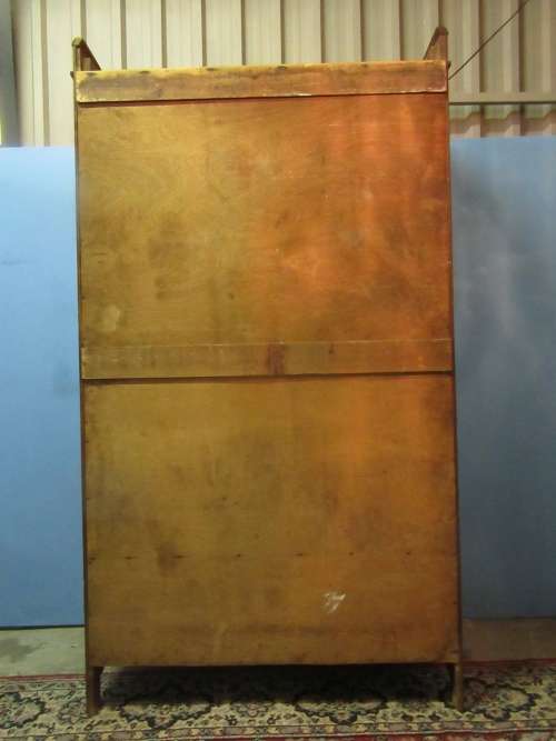 A STUNNING ANTIQUE WARDROBE - WITH LOTS OF CARM