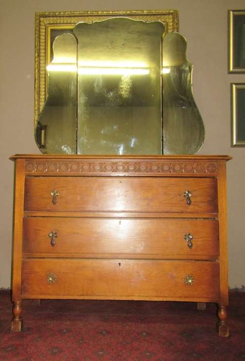 A DRESSING TABLE WITH LOTS OF OLD WORLD CHARM - REMOVE THE MIRRORS - LOVLEY CHEST OF DRAWERS.