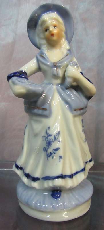 A GORGEOUS COLLECTABLE PORCELIAN FIGURINE - BEAUTIFUL DETAIL