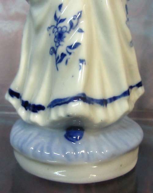 A GORGEOUS COLLECTABLE PORCELIAN FIGURINE - BEAUTIFUL DETAIL
