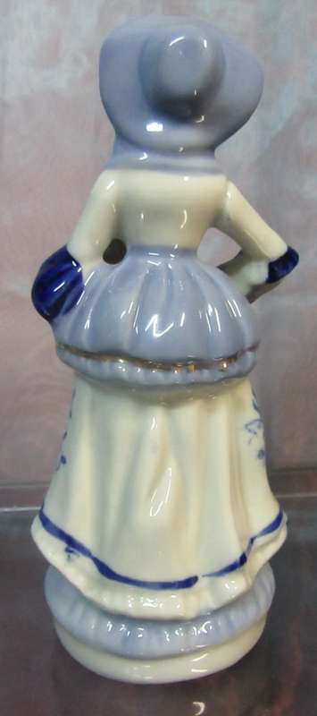 A GORGEOUS COLLECTABLE PORCELIAN FIGURINE - BEAUTIFUL DETAIL