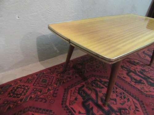 A LOVELY 1060'S VINTAGE COFFEE TABLE