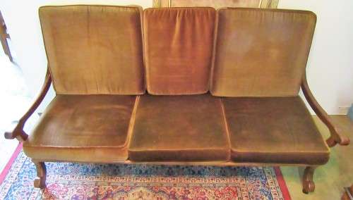 A LOVLEY VINTAGE WOODEN 3 SEATER - TO UP CYLE OR ENJOY THE VINTAGE FLAIRE