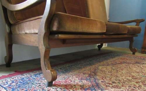 A LOVLEY VINTAGE WOODEN 3 SEATER - TO UP CYLE OR ENJOY THE VINTAGE FLAIRE