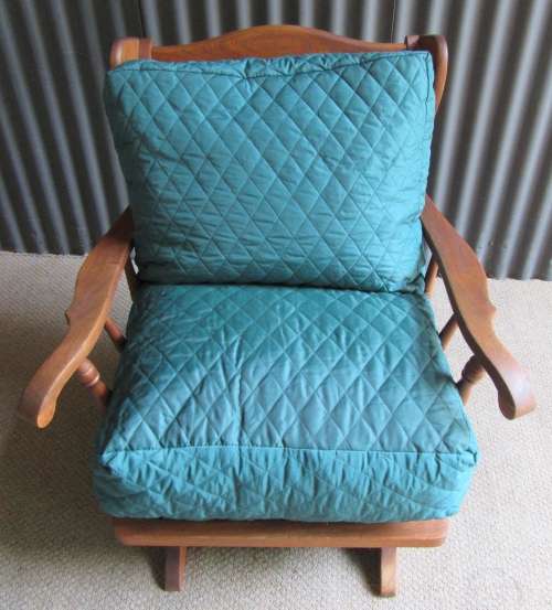 A LOVELY SOLLID WOOD VINTAGE ROCKING CHAIR