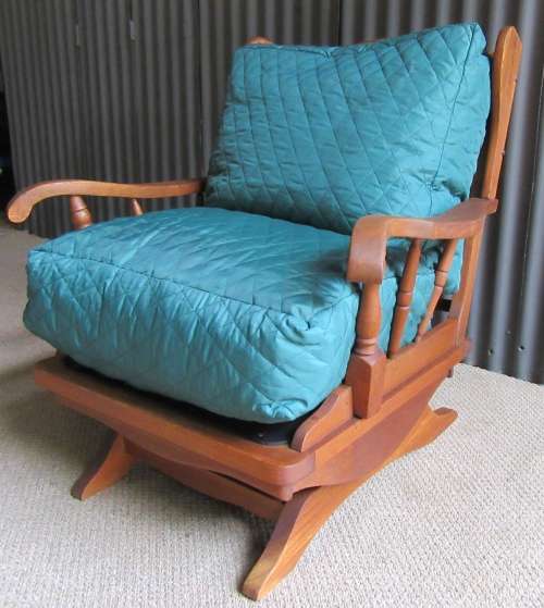 A LOVELY SOLLID WOOD VINTAGE ROCKING CHAIR