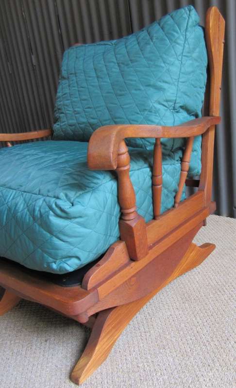 A LOVELY SOLLID WOOD VINTAGE ROCKING CHAIR